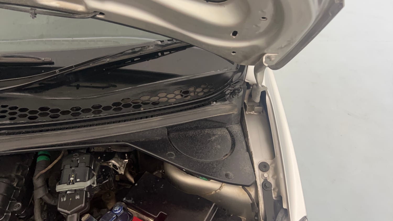 Used 2019 Tata Tiago Revotron XZ w/o Alloy Petrol Manual engine ENGINE LEFT SIDE HINGE & APRON VIEW