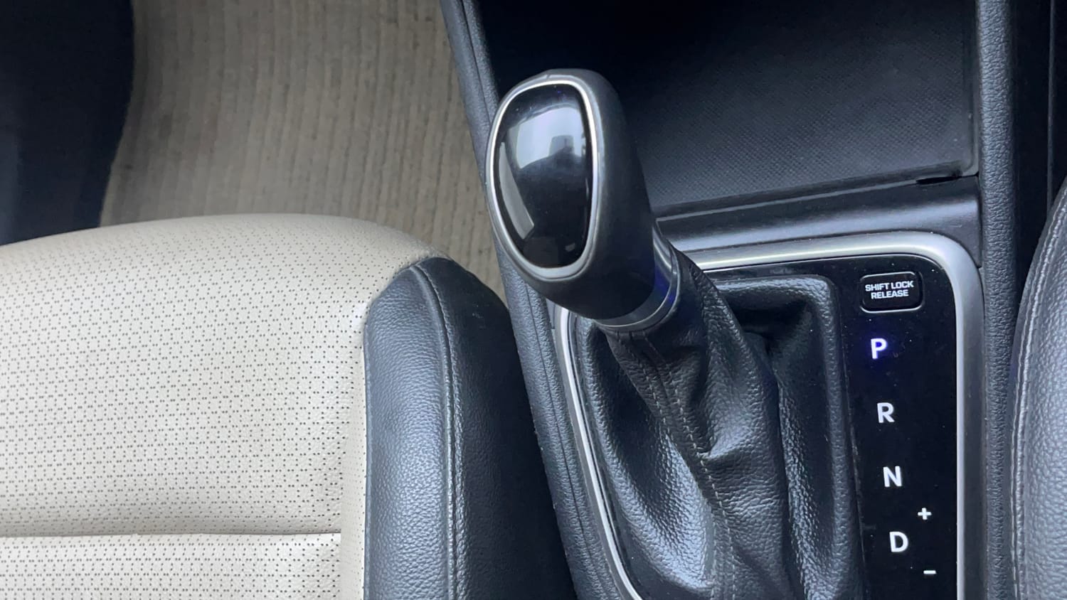 Used 2017 Hyundai Verna SX (O) 1.6 VTVT AT Petrol Automatic interior GEAR  KNOB VIEW