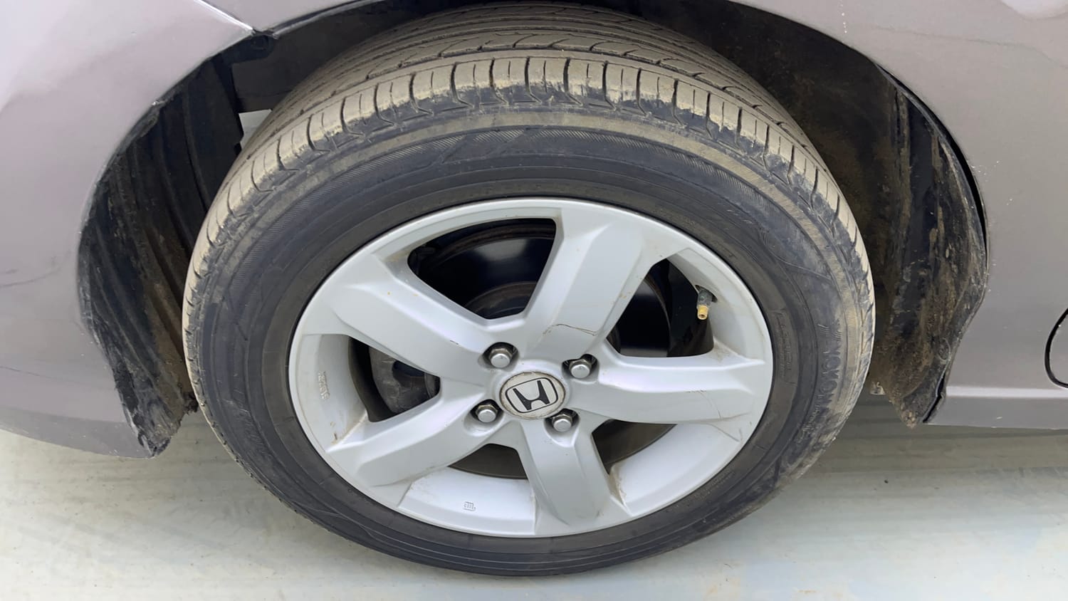 Used 2011 Honda City 1.5 V AT Petrol Automatic tyres LEFT FRONT TYRE RIM VIEW