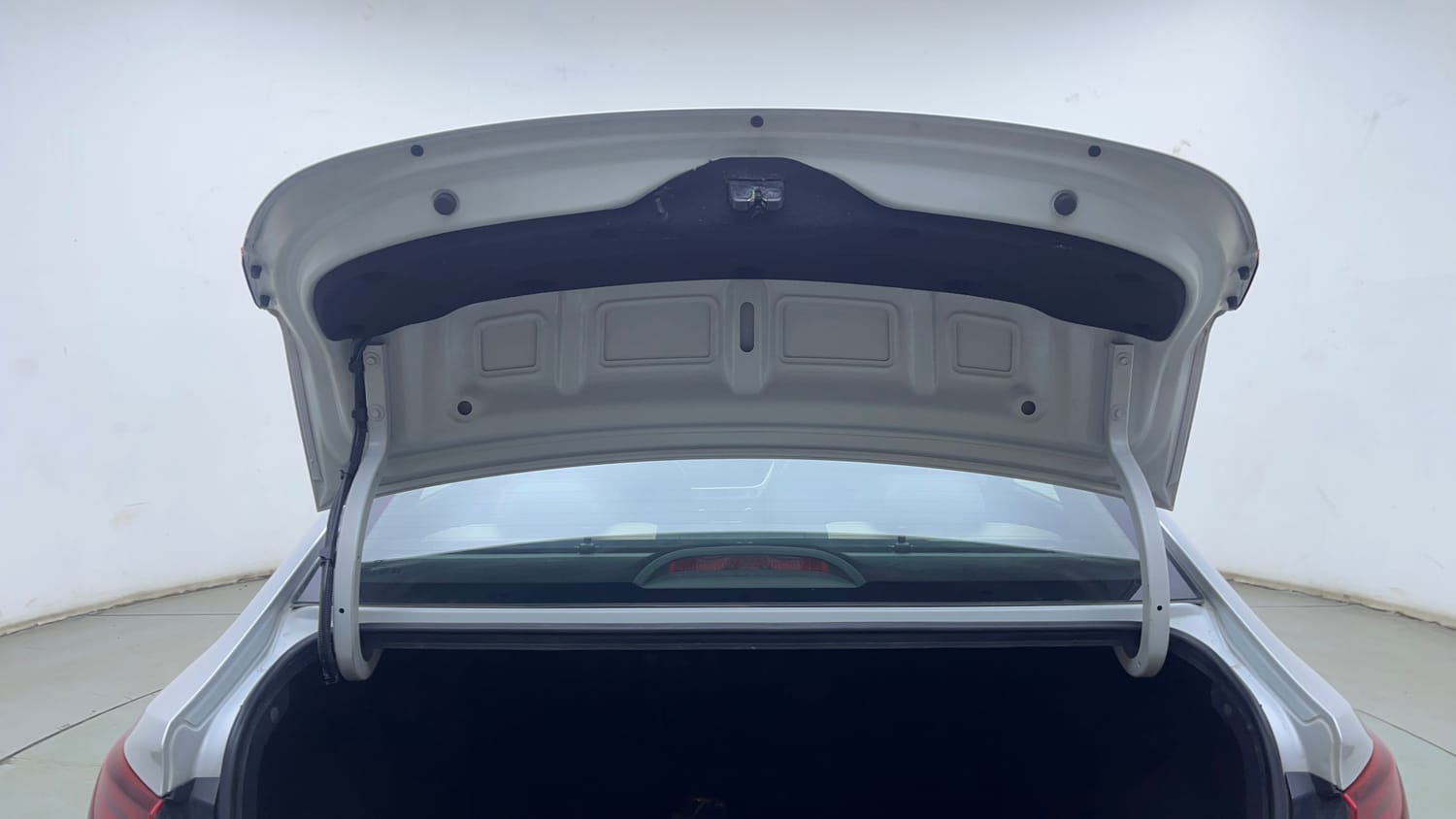 Used 2017 Hyundai Verna SX (O) 1.6 VTVT AT Petrol Automatic interior DICKY DOOR OPEN VIEW