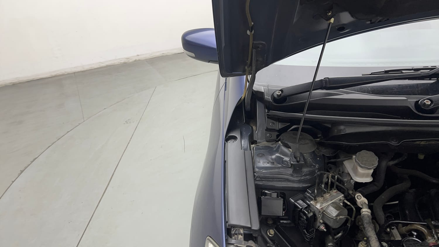 Used 2018 Maruti Suzuki Ciaz Alpha 1.4 MT Petrol Manual engine ENGINE RIGHT SIDE HINGE & APRON VIEW