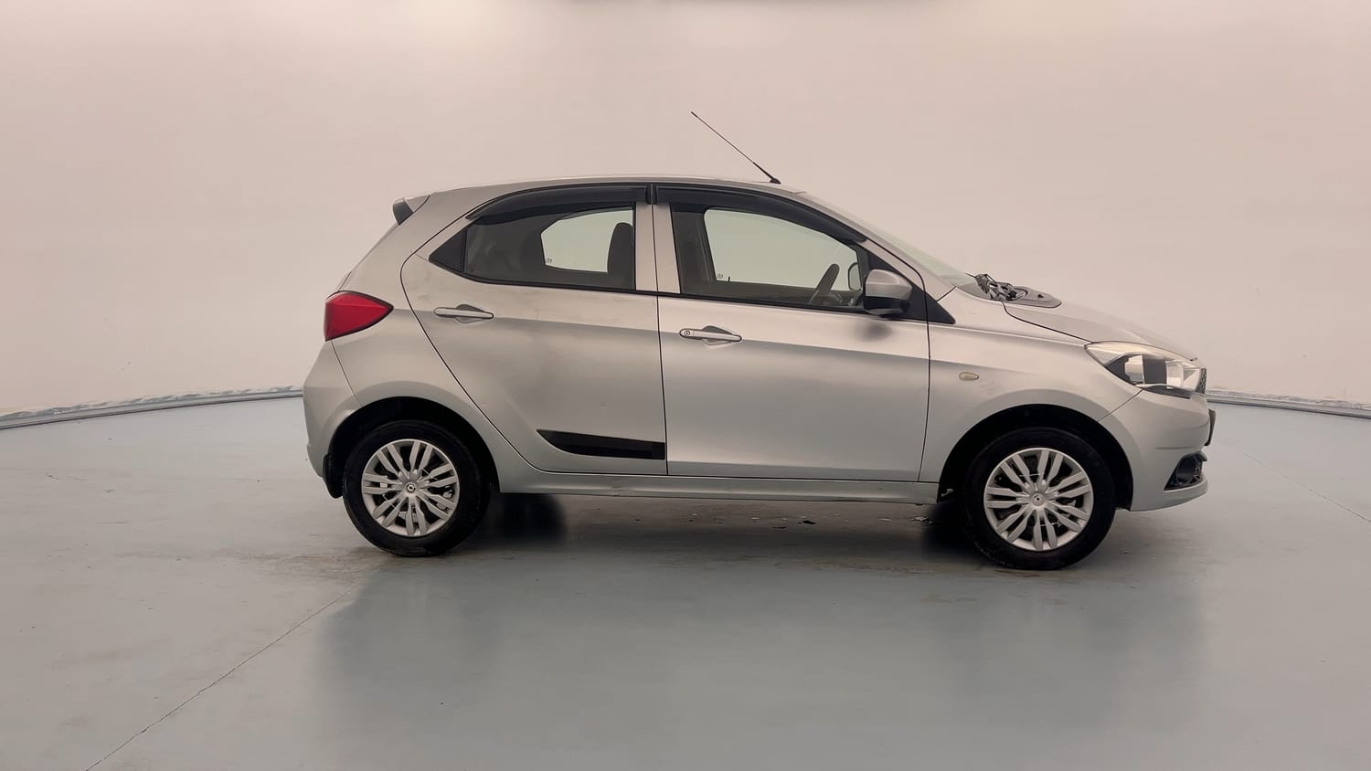 Used 2019 Tata Tiago Revotron XZ w/o Alloy Petrol Manual exterior RIGHT SIDE VIEW