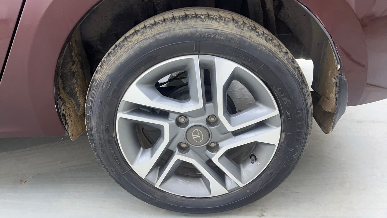 Used 2022 Tata Tigor XZA Plus Dual Tone Petrol Automatic tyres LEFT REAR TYRE RIM VIEW