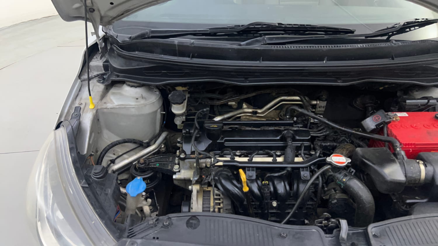 Used 2014 Hyundai i20 Sportz 1.2 Petrol Manual engine ENGINE RIGHT SIDE HINGE & APRON VIEW