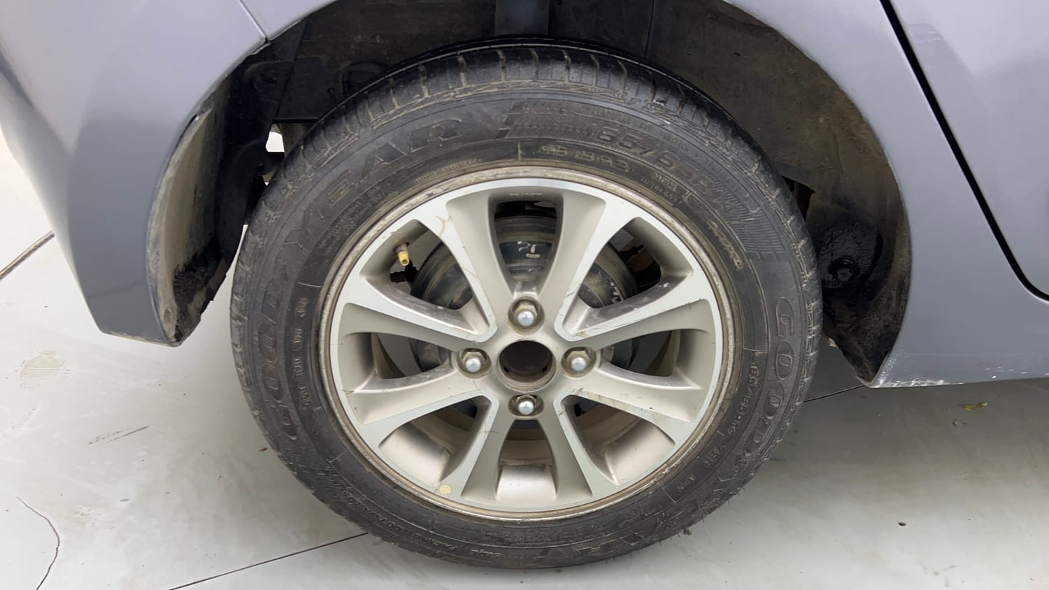 Used 2016 Hyundai Grand i10 Asta AT 1.2 Kappa VTVT (O) Petrol Automatic tyres RIGHT REAR TYRE RIM VIEW