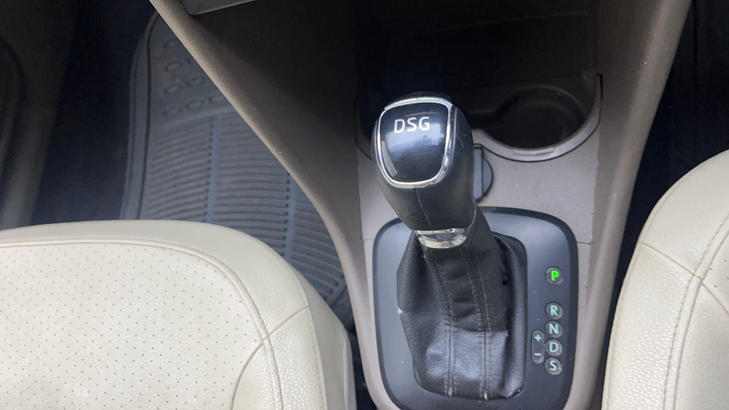 Used 2016 Skoda Rapid 1.5 TDI CR Style Plus AT Diesel Automatic interior GEAR  KNOB VIEW