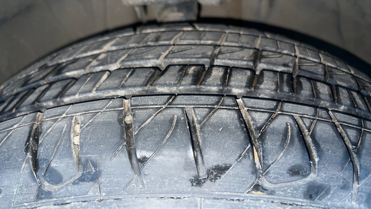 Used 2018 Jeep Compass Limited 1.4 Petrol AT Petrol Automatic tyres RIGHT FRONT TYRE TREAD VIEW