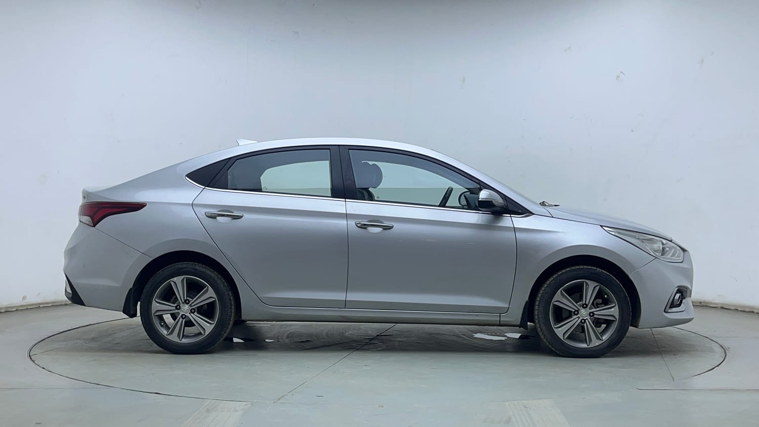 Used 2017 Hyundai Verna SX (O) 1.6 VTVT AT Petrol Automatic exterior RIGHT SIDE VIEW