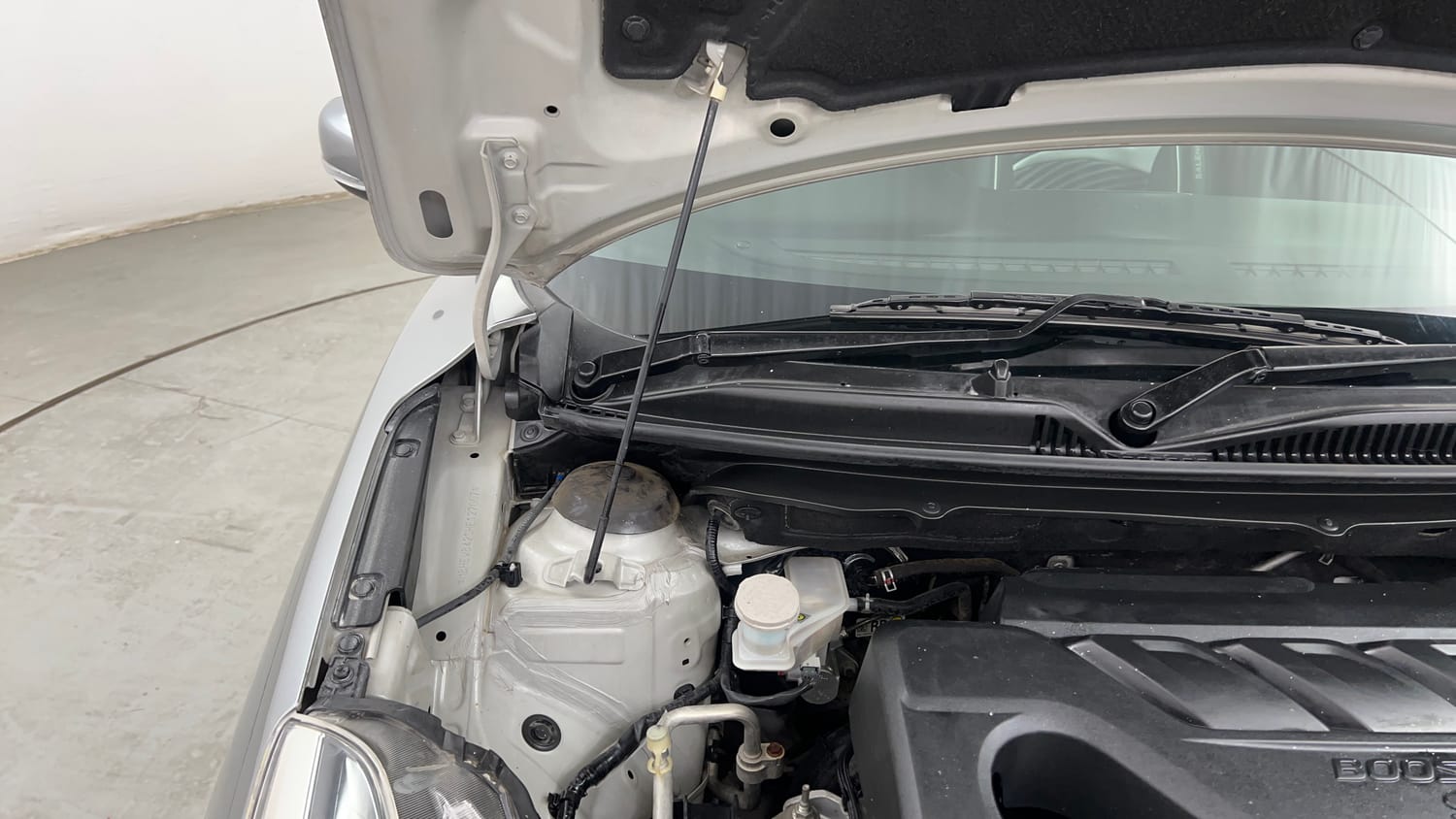 Used 2017 Maruti Suzuki Baleno RS 1.0 Petrol Manual engine ENGINE RIGHT SIDE HINGE & APRON VIEW