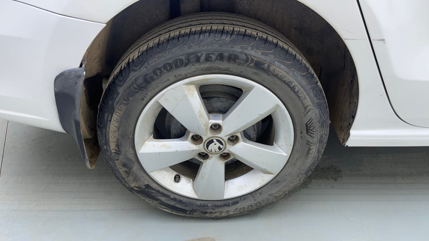 Used 2016 Skoda Rapid 1.5 TDI CR Style Plus AT Diesel Automatic tyres RIGHT REAR TYRE RIM VIEW