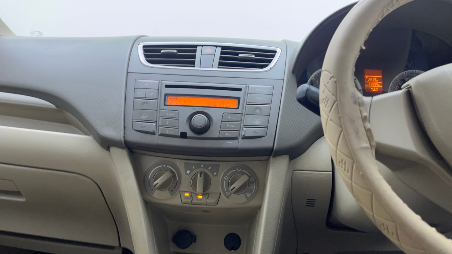 Used 2014 Maruti Suzuki Ertiga Vxi Petrol Manual interior MUSIC SYSTEM & AC CONTROL VIEW