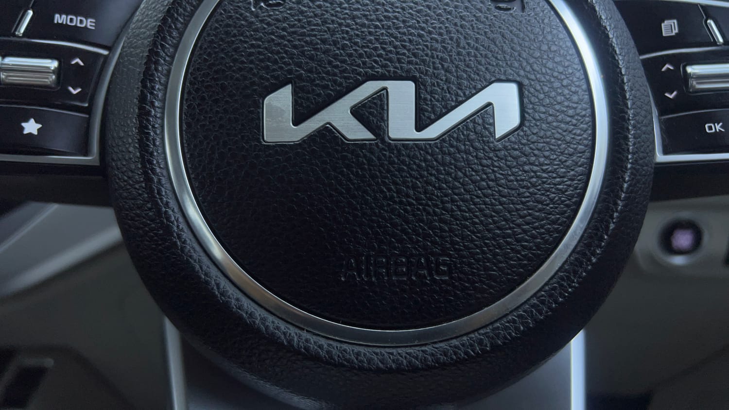 Used 2022 Kia Carens Prestige Plus 1.4 Petrol MT 7 STR Petrol Manual top_features Airbags