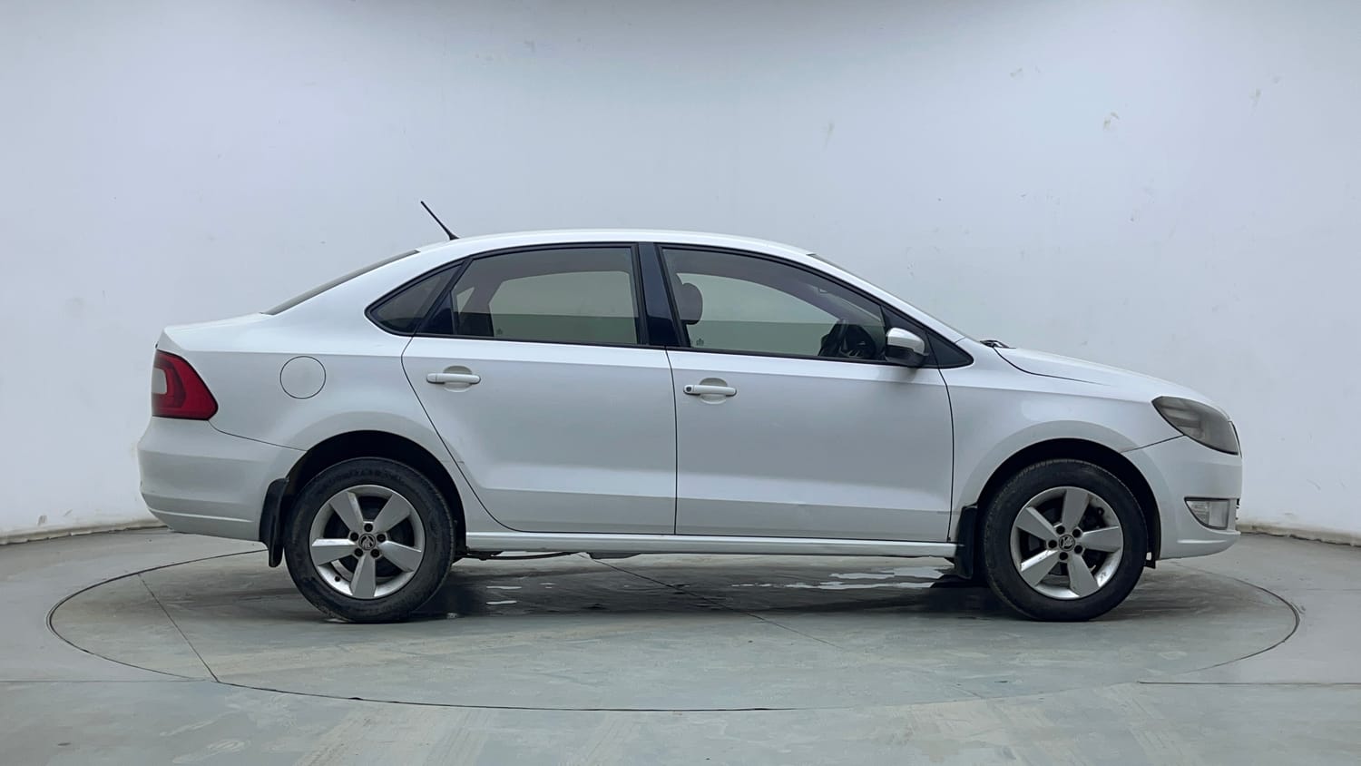 Used 2016 Skoda Rapid 1.5 TDI CR Style Plus AT Diesel Automatic exterior RIGHT SIDE VIEW