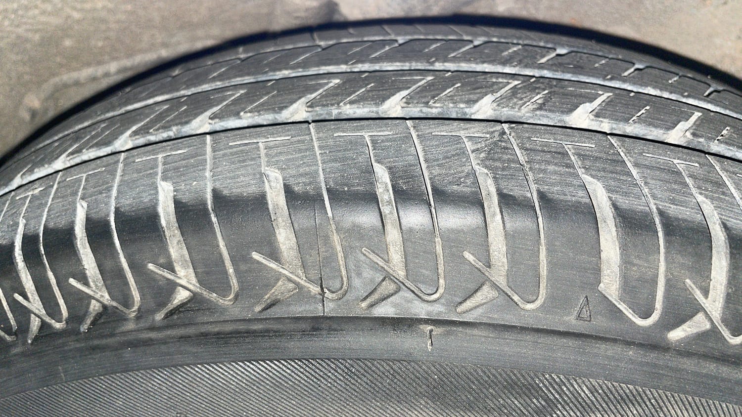 Used 2013 Hyundai i10 Magna 1.2 Kappa2 Petrol Manual tyres LEFT REAR TYRE TREAD VIEW