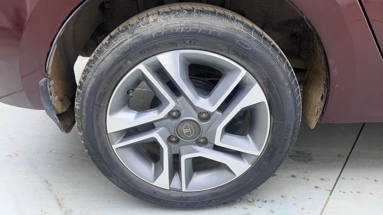 Used 2022 Tata Tigor XZA Plus Dual Tone Petrol Automatic tyres RIGHT REAR TYRE RIM VIEW
