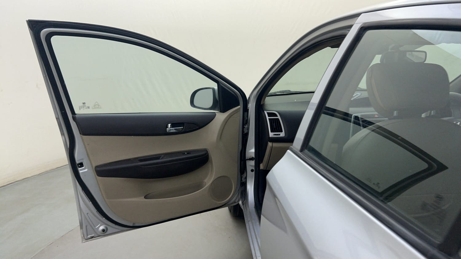 Used 2014 Hyundai i20 Sportz 1.2 Petrol Manual interior LEFT FRONT DOOR OPEN VIEW