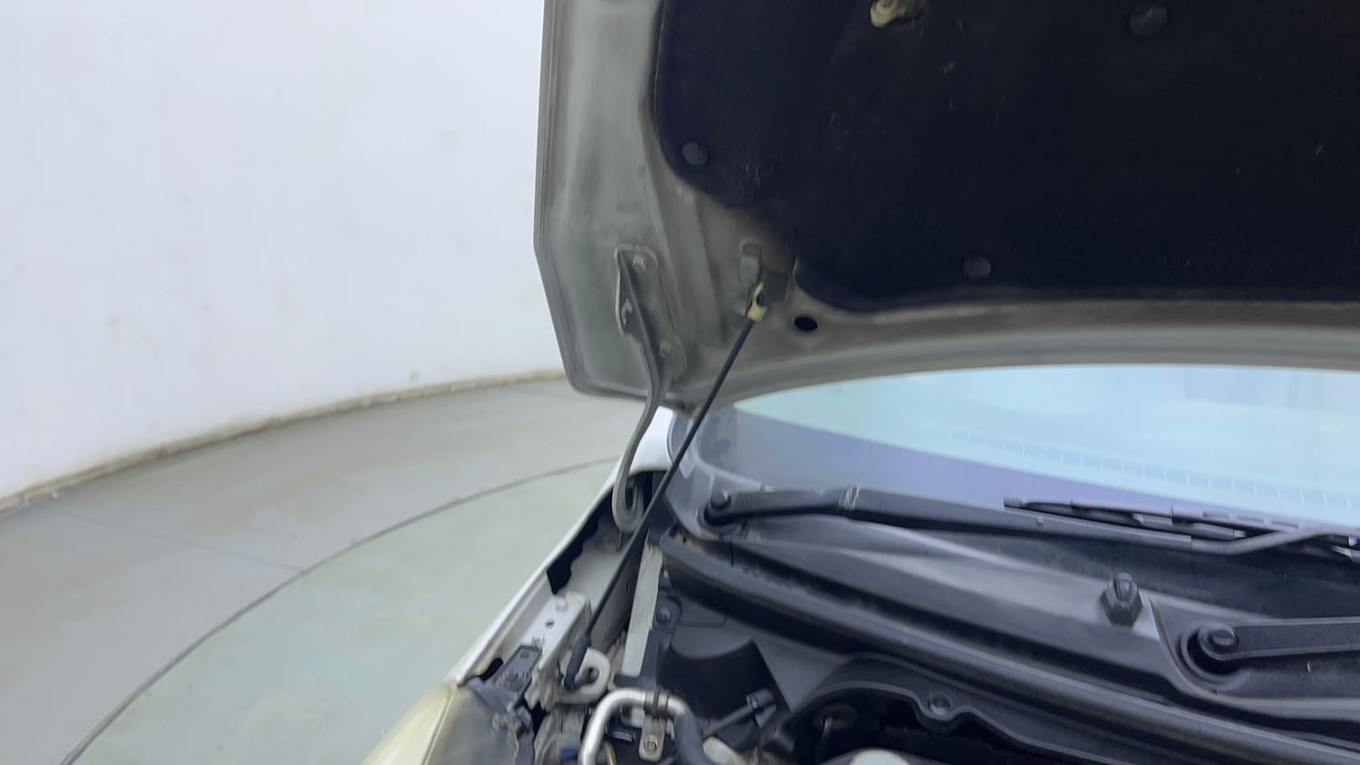 Used 2014 Maruti Suzuki Ertiga Vxi Petrol Manual engine ENGINE RIGHT SIDE HINGE & APRON VIEW
