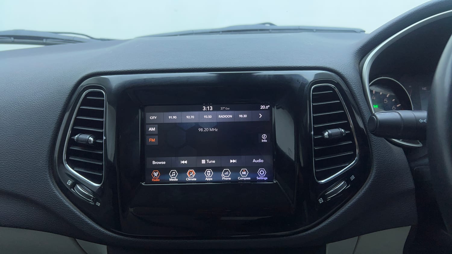 Used 2018 Jeep Compass Limited 1.4 Petrol AT Petrol Automatic top_features Integrated (in-dash) music system