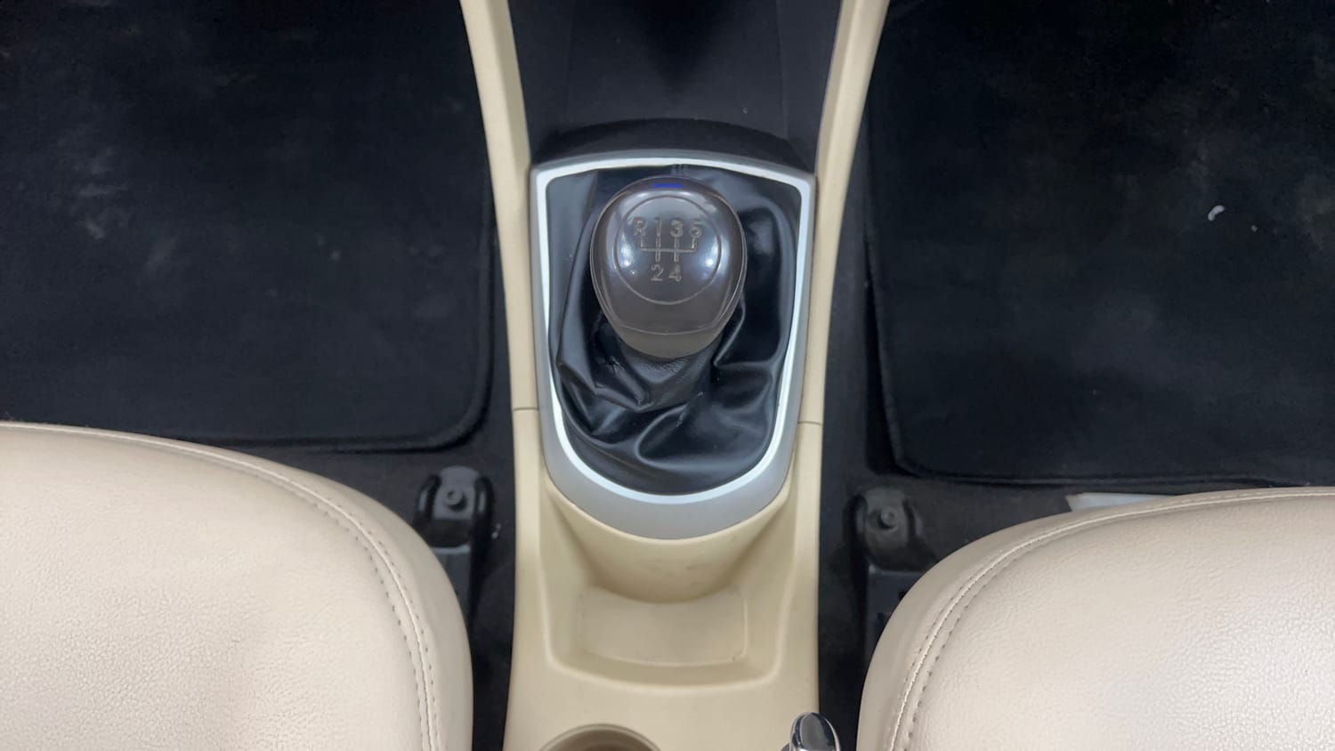 Used 2015 Hyundai Verna Fluidic 1.6 VTVT SX Petrol Manual interior GEAR  KNOB VIEW