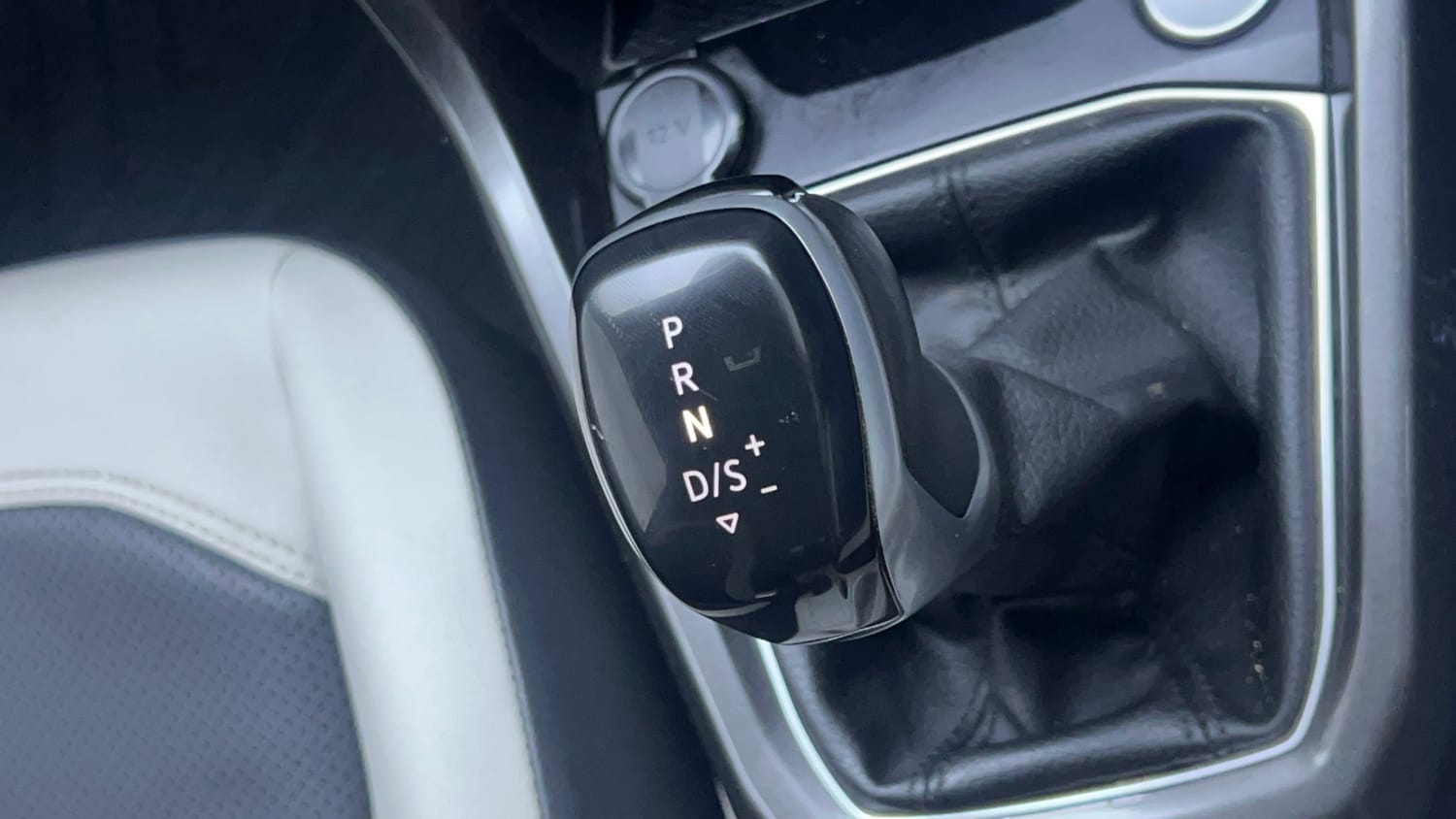 Used 2025 Volkswagen Taigun Topline 1.0 TSI AT Petrol Automatic interior GEAR  KNOB VIEW