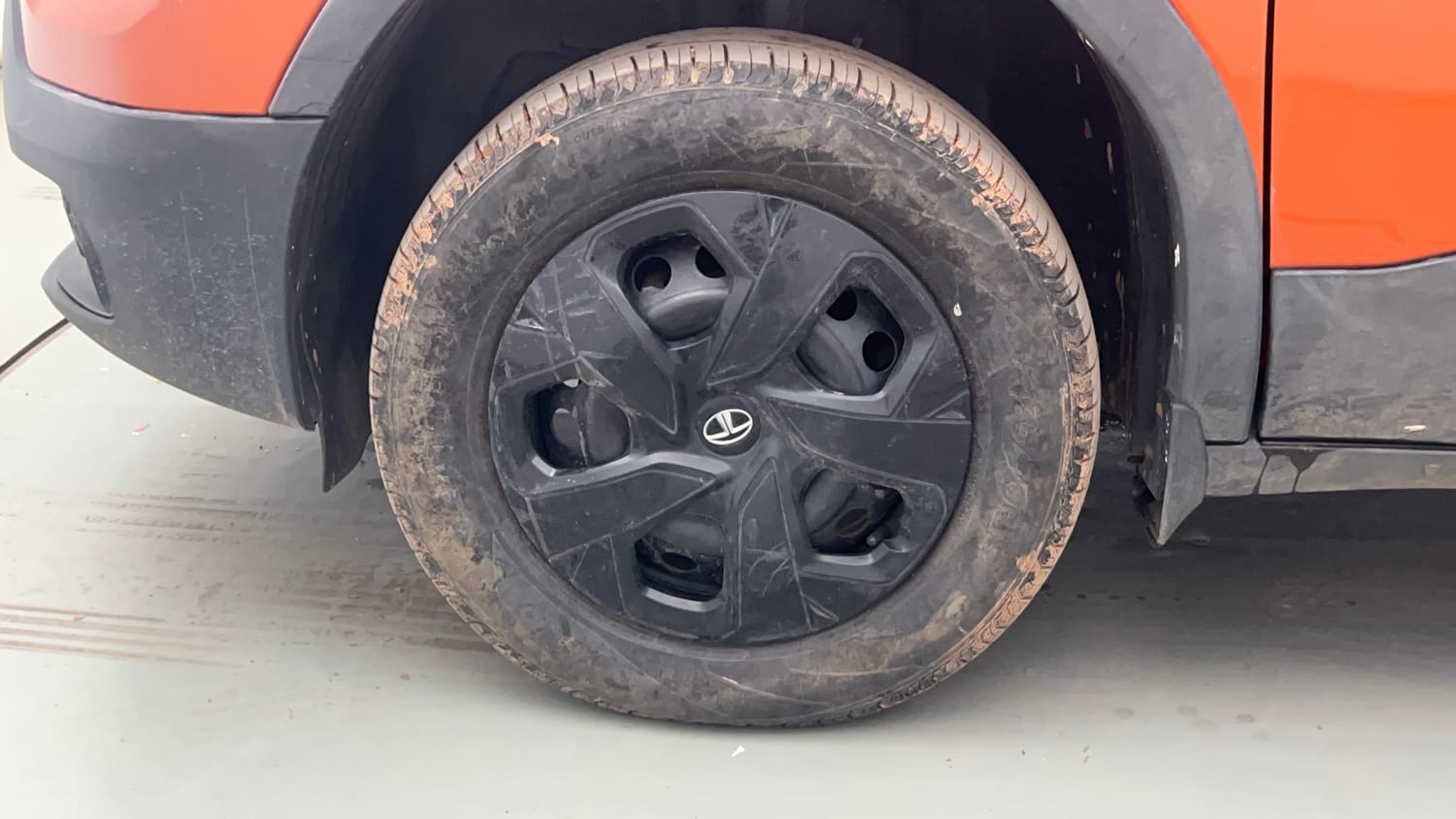 Used 2023 Tata Punch Adventure Rhythm Pack MT Petrol Manual tyres LEFT FRONT TYRE RIM VIEW