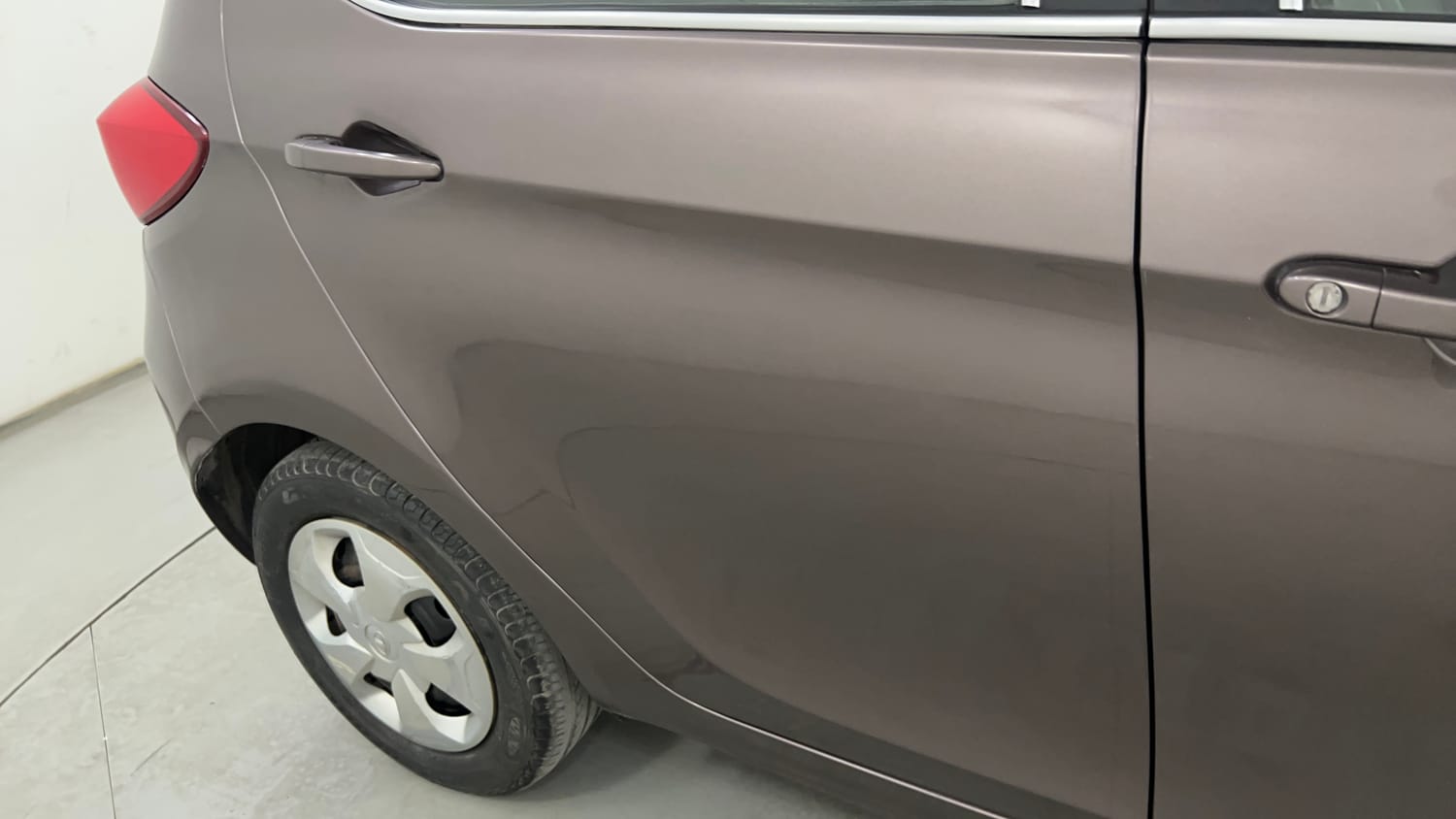 Used 2016 Tata Tiago Revotron XT Petrol Manual dents MINOR SCRATCH