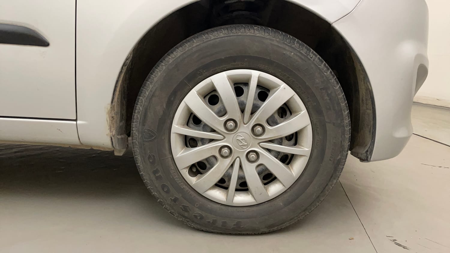 Used 2013 Hyundai i10 Magna 1.2 Kappa2 Petrol Manual tyres RIGHT FRONT TYRE RIM VIEW