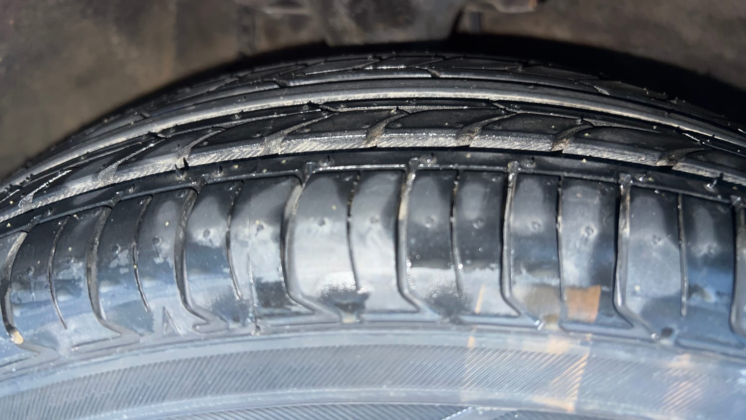 Used 2015 Hyundai i10 Sportz 1.1 iRDE2 Petrol Manual tyres RIGHT FRONT TYRE TREAD VIEW