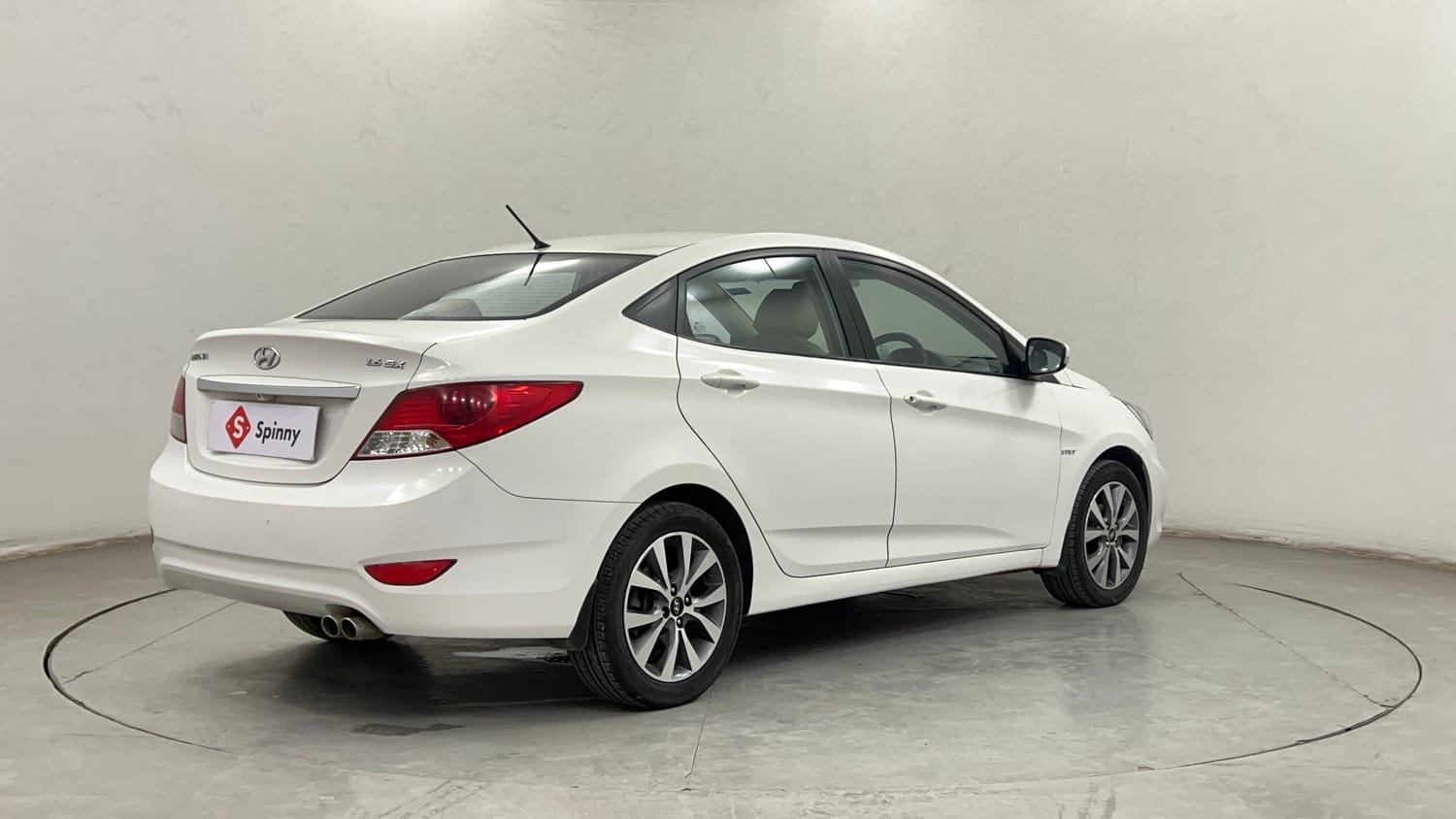 Used 2015 Hyundai Verna Fluidic 1.6 VTVT SX Petrol Manual exterior RIGHT REAR CORNER VIEW