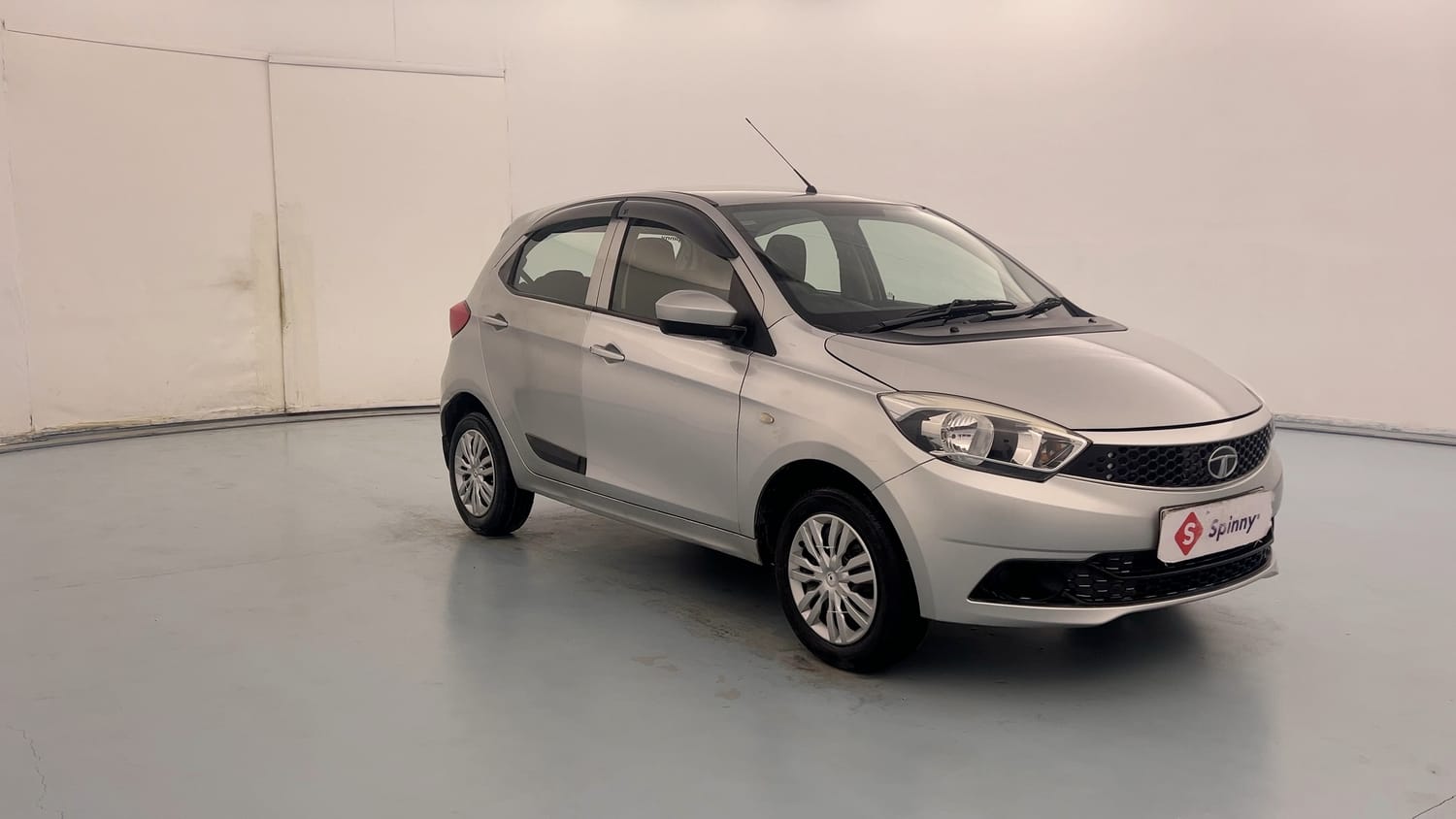 Used 2019 Tata Tiago Revotron XZ w/o Alloy Petrol Manual exterior RIGHT FRONT CORNER VIEW