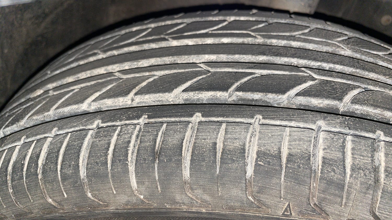Used 2013 Ford Figo Duratec Petrol ZXI 1.2 Petrol Manual tyres RIGHT FRONT TYRE TREAD VIEW