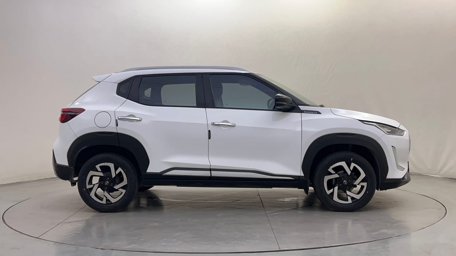 Used 2023 Nissan Magnite XV Petrol Manual exterior RIGHT SIDE VIEW