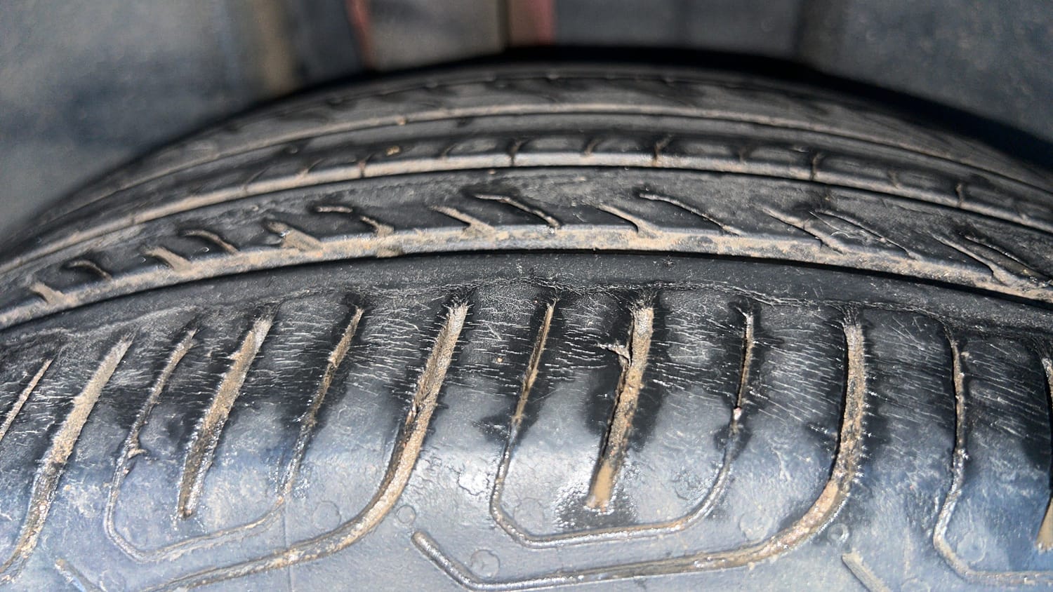 Used 2022 Volkswagen Taigun Topline 1.0 TSI AT Petrol Automatic tyres RIGHT REAR TYRE TREAD VIEW