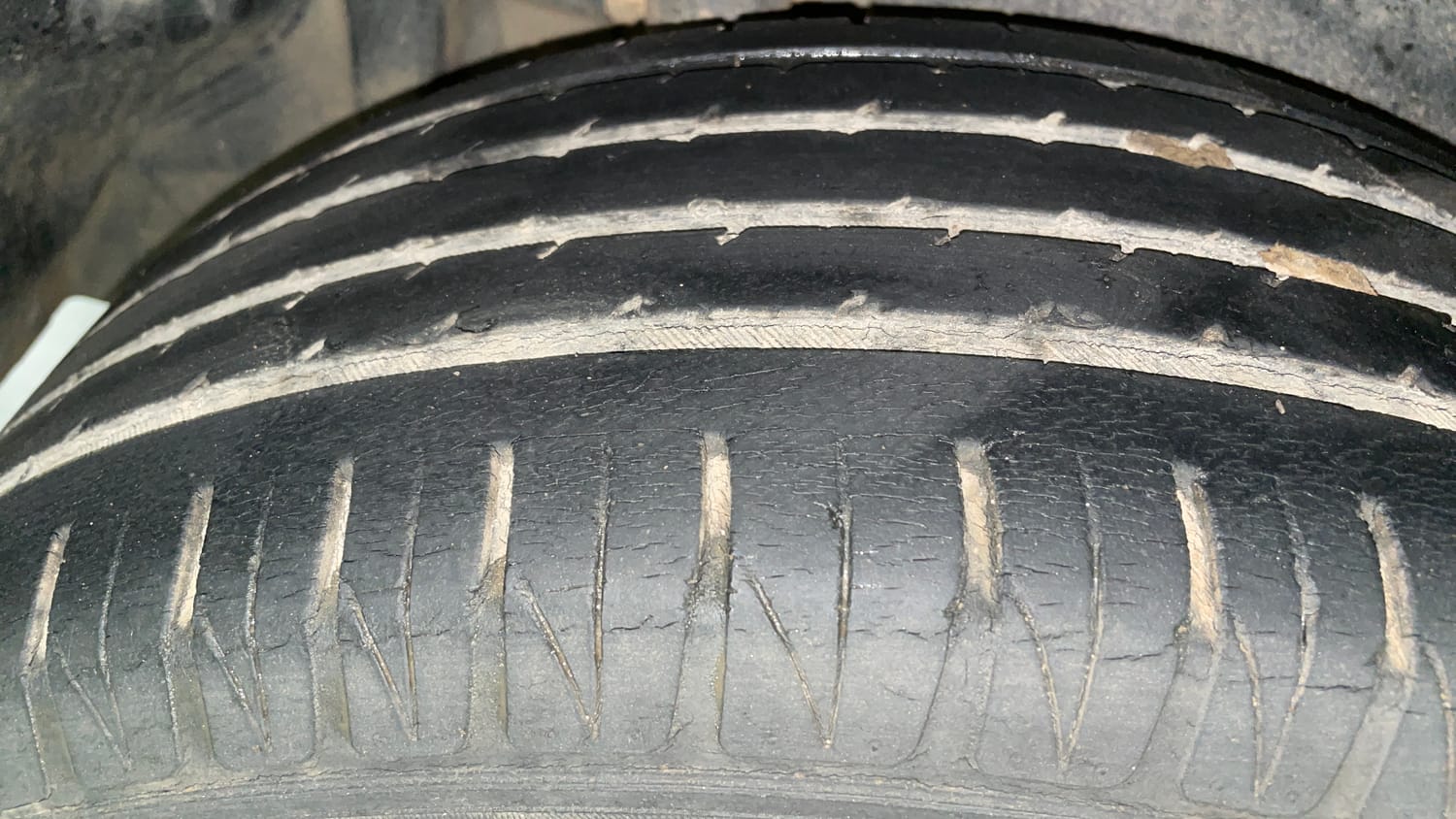 Used 2021 Maruti Suzuki Vitara Brezza ZXi AT SHVS Petrol Automatic tyres RIGHT REAR TYRE TREAD VIEW
