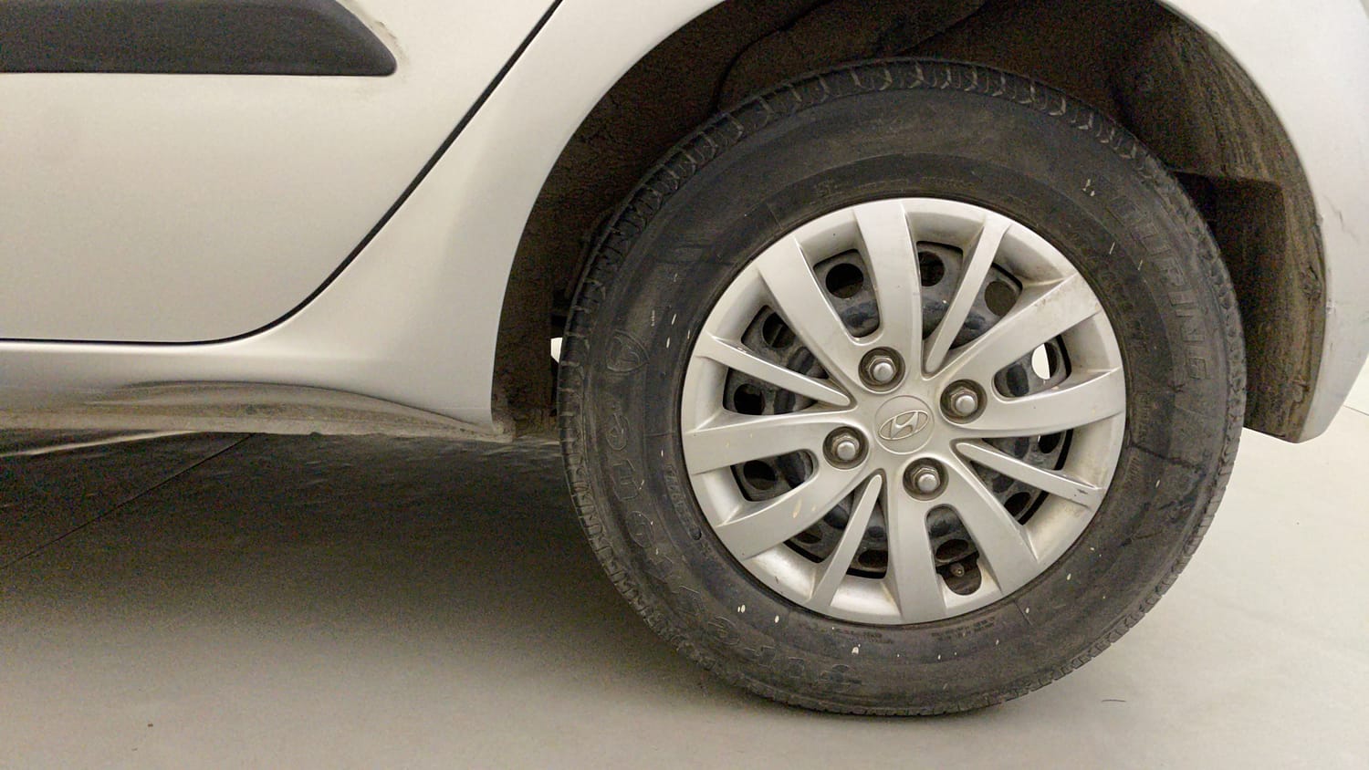 Used 2013 Hyundai i10 Magna 1.2 Kappa2 Petrol Manual tyres LEFT REAR TYRE RIM VIEW