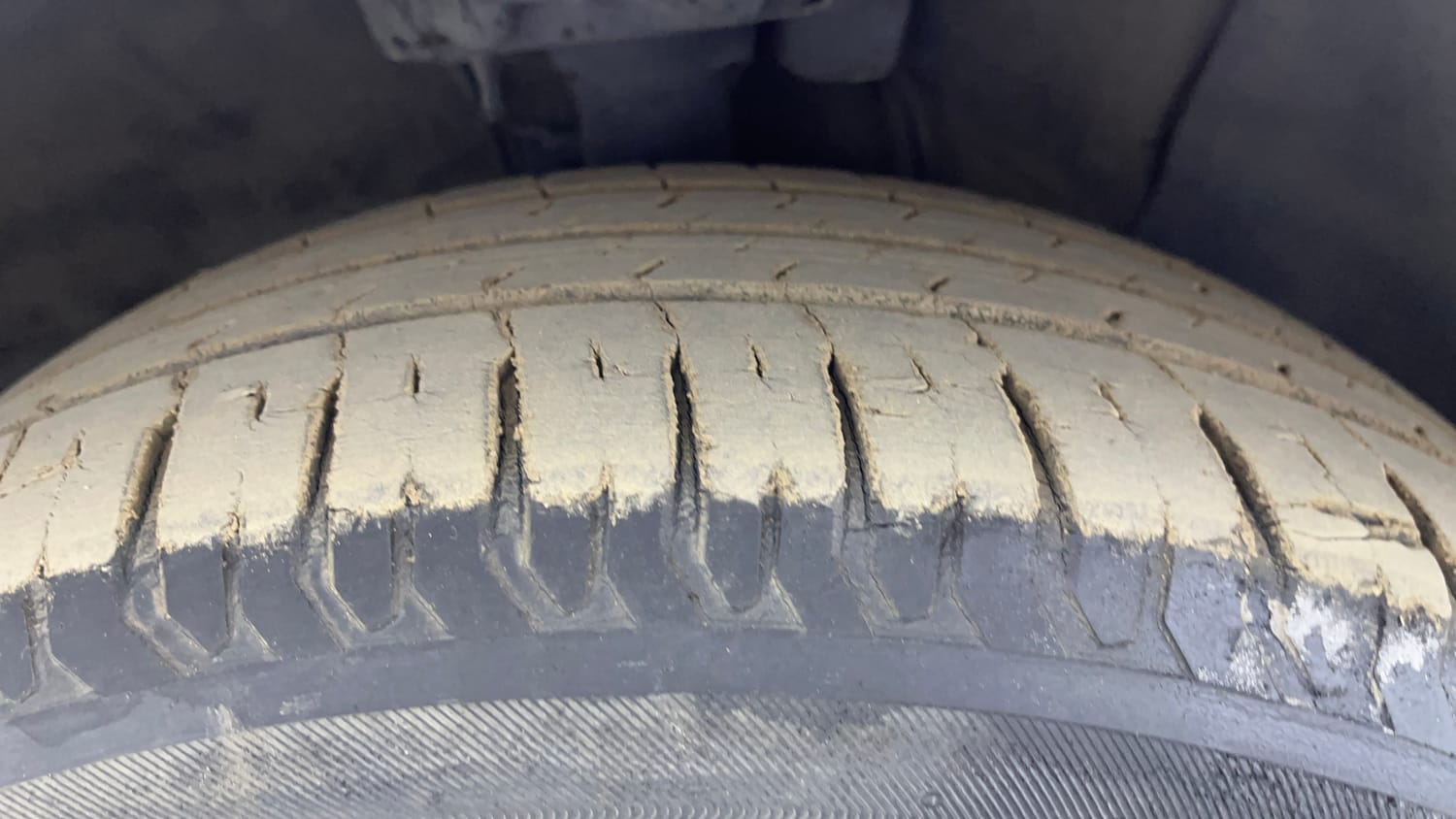 Used 2017 Hyundai Verna SX (O) 1.6 VTVT AT Petrol Automatic tyres RIGHT FRONT TYRE TREAD VIEW