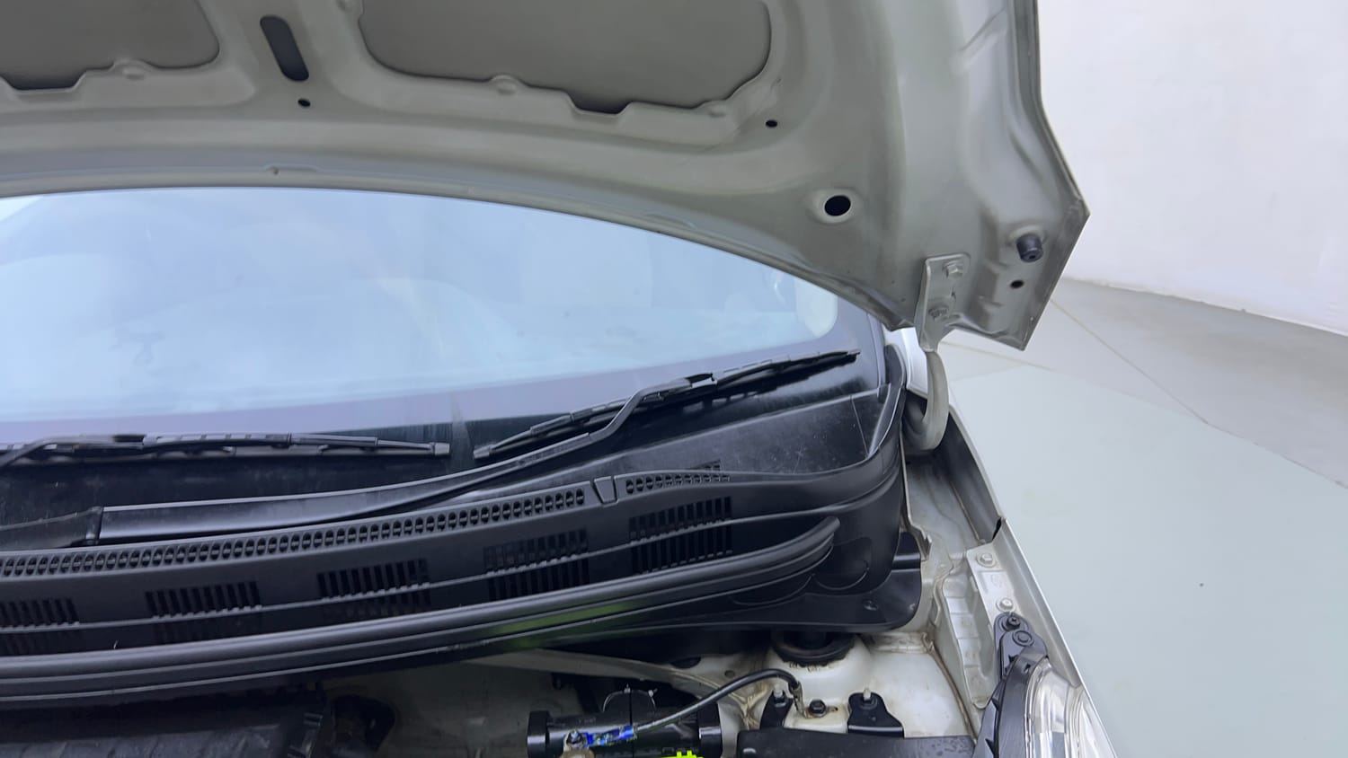 Used 2015 Hyundai Grand i10 Asta AT 1.2 Kappa VTVT Petrol Automatic engine ENGINE LEFT SIDE HINGE & APRON VIEW