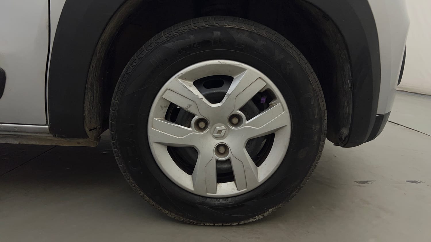 Used 2016 Renault Kwid RXT Petrol Manual tyres RIGHT FRONT TYRE RIM VIEW
