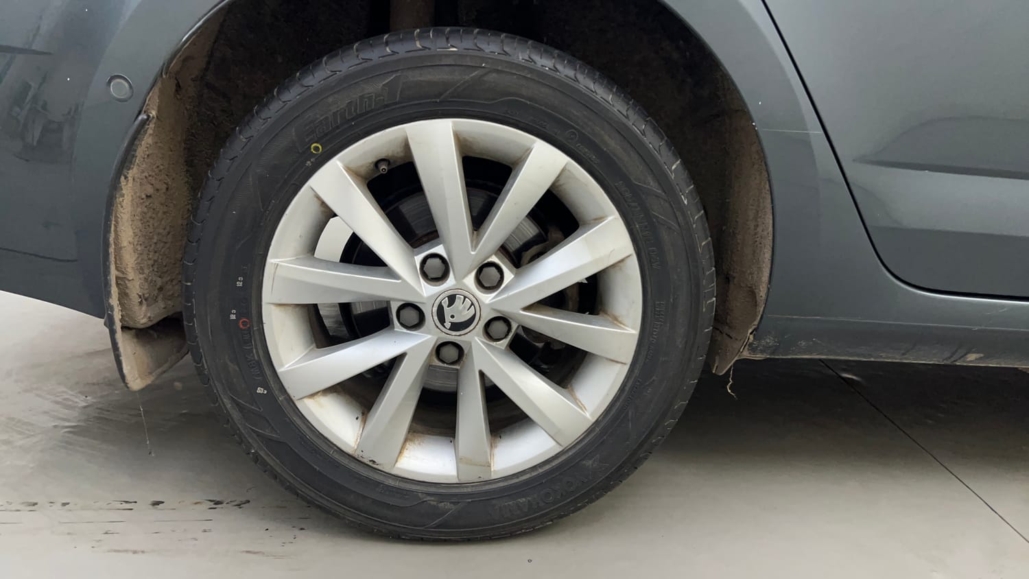 Used 2018 Skoda Octavia 1.8 TSI L&K Petrol Automatic tyres RIGHT REAR TYRE RIM VIEW