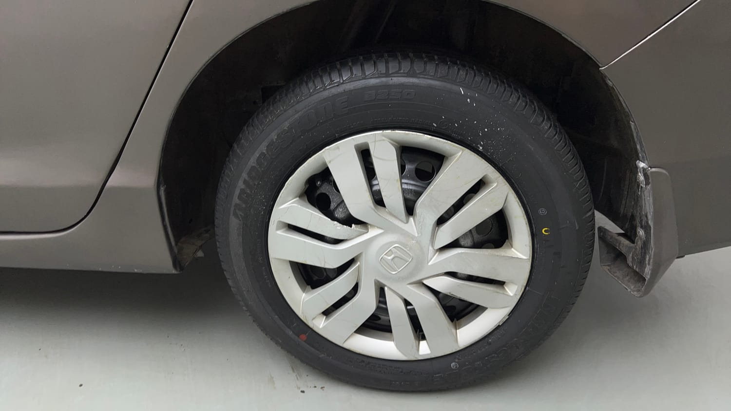 Used 2016 Honda City SV CVT Petrol Automatic tyres LEFT REAR TYRE RIM VIEW