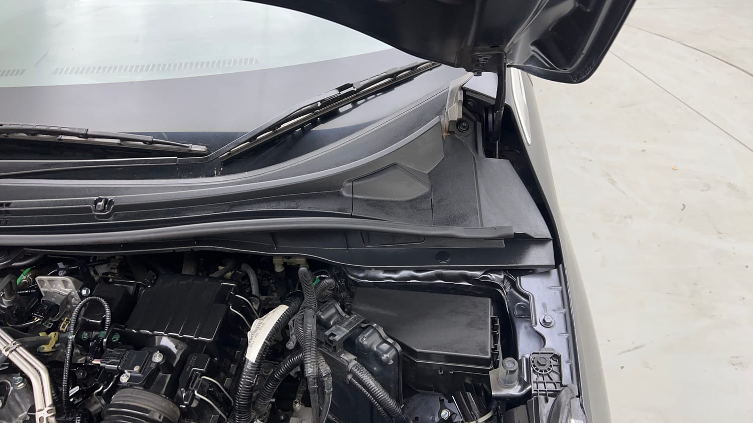 Used 2023 Honda City V Petrol MT Petrol Manual engine ENGINE LEFT SIDE HINGE & APRON VIEW