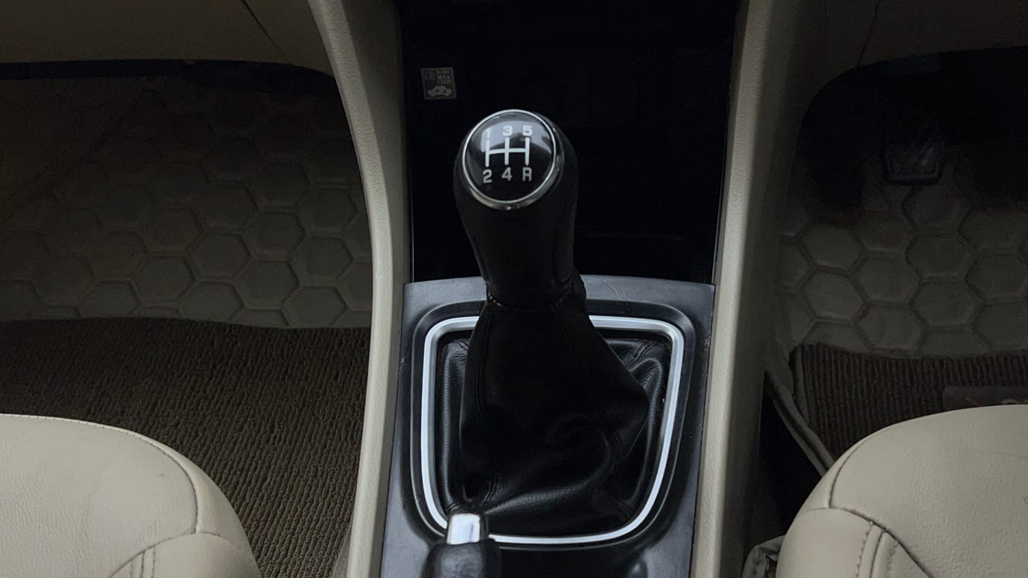 Used 2018 Maruti Suzuki Ciaz Alpha 1.4 MT Petrol Manual interior GEAR  KNOB VIEW