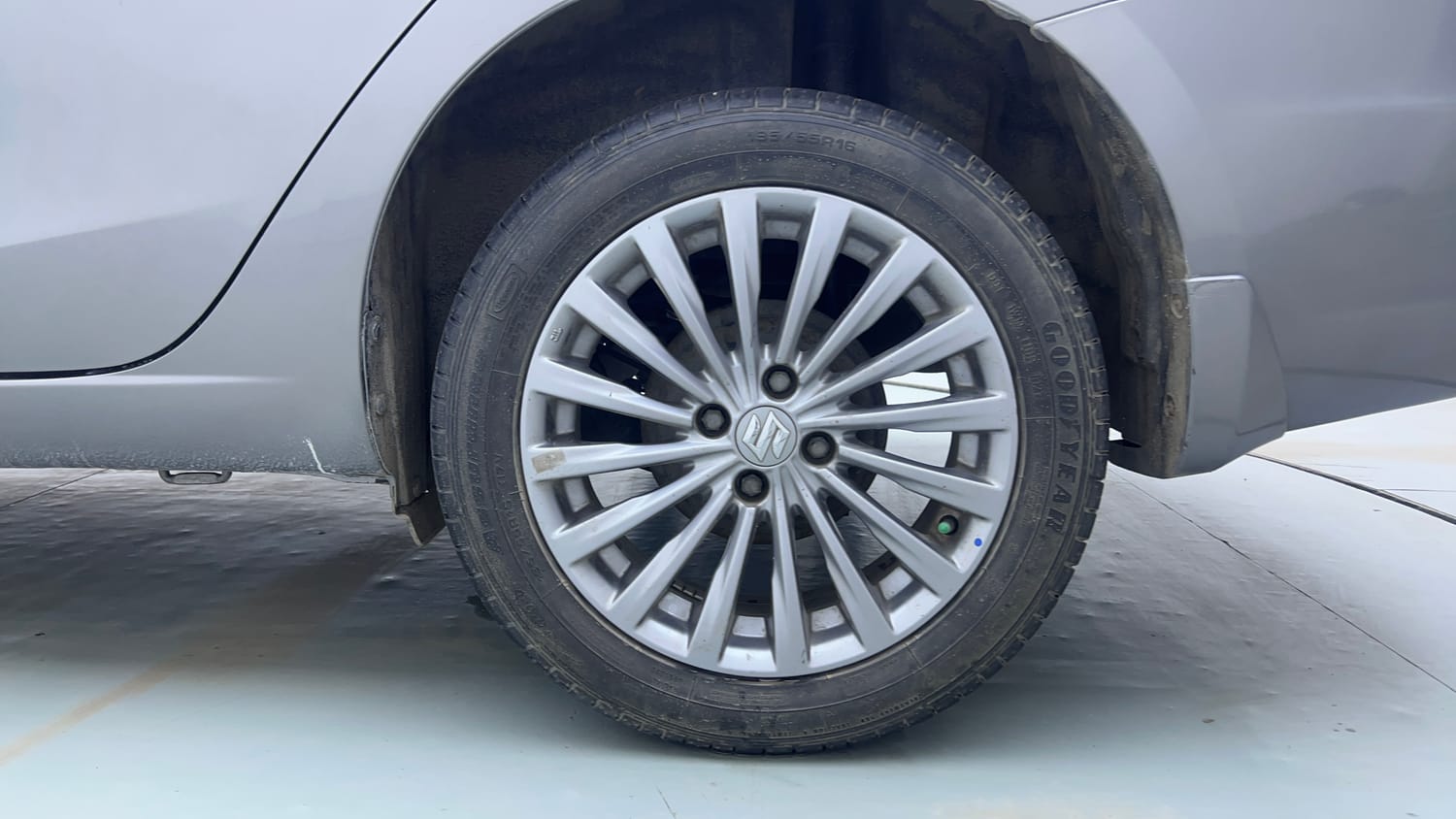 Used 2017 Maruti Suzuki Ciaz Alpha 1.4 AT Petrol Automatic tyres LEFT REAR TYRE RIM VIEW