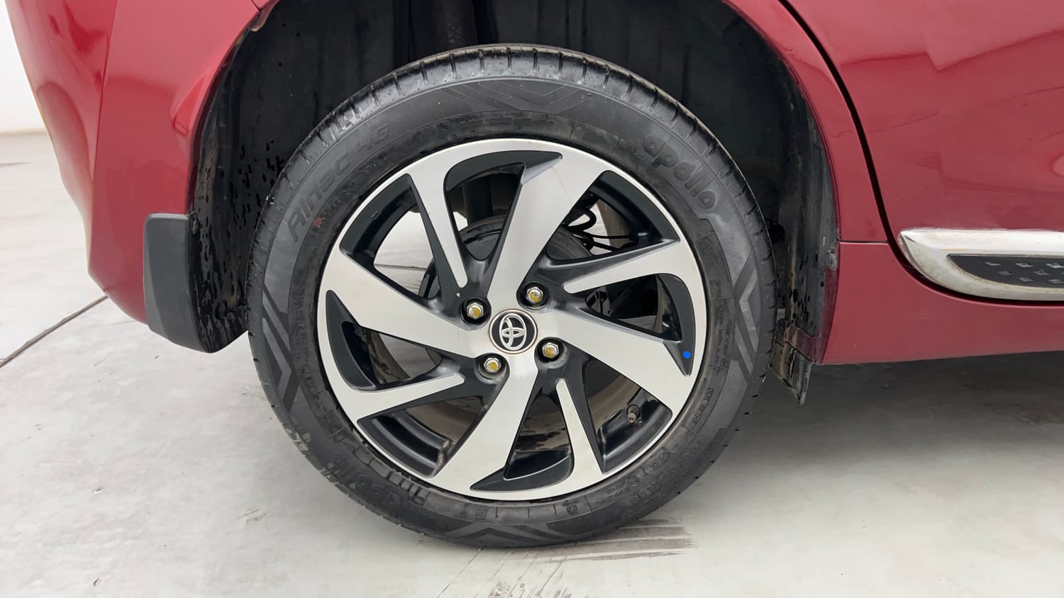 Used 2022 Toyota Glanza V Petrol Manual tyres RIGHT REAR TYRE RIM VIEW