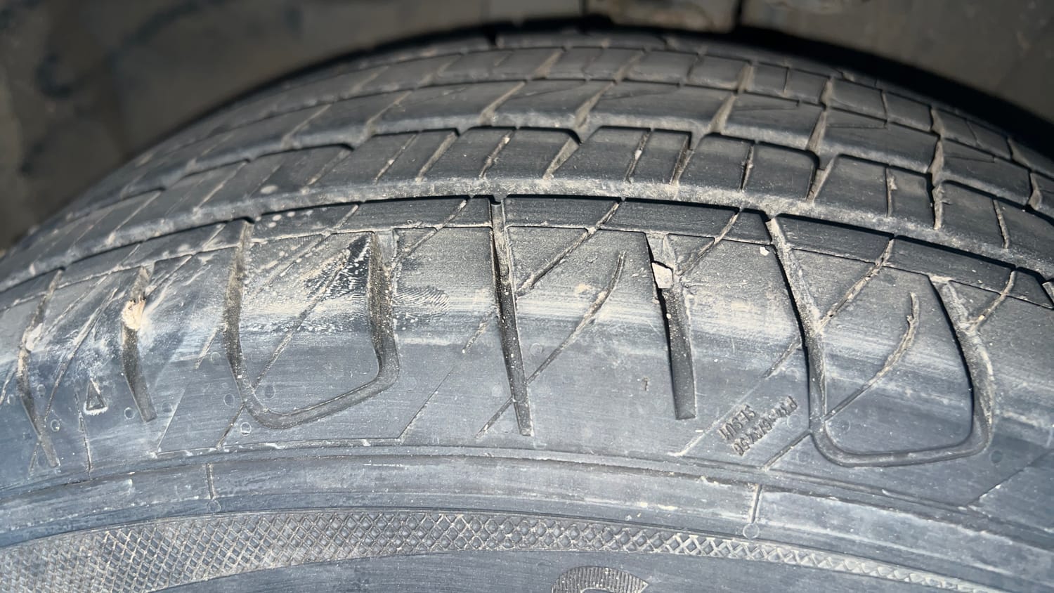 Used 2018 Jeep Compass Limited 1.4 Petrol AT Petrol Automatic tyres LEFT FRONT TYRE TREAD VIEW