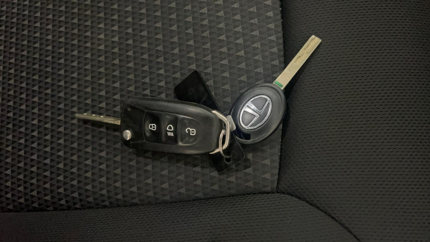 Used 2019 Tata Tiago Revotron XZ w/o Alloy Petrol Manual extra CAR KEY VIEW