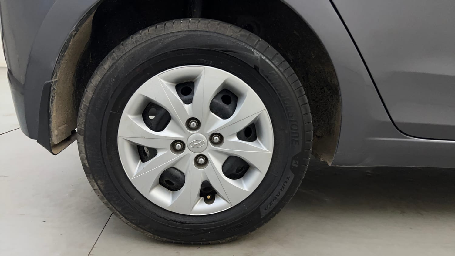 Used 2017 Hyundai Elite i20 Magna Executive 1.2 Petrol Manual tyres RIGHT REAR TYRE RIM VIEW