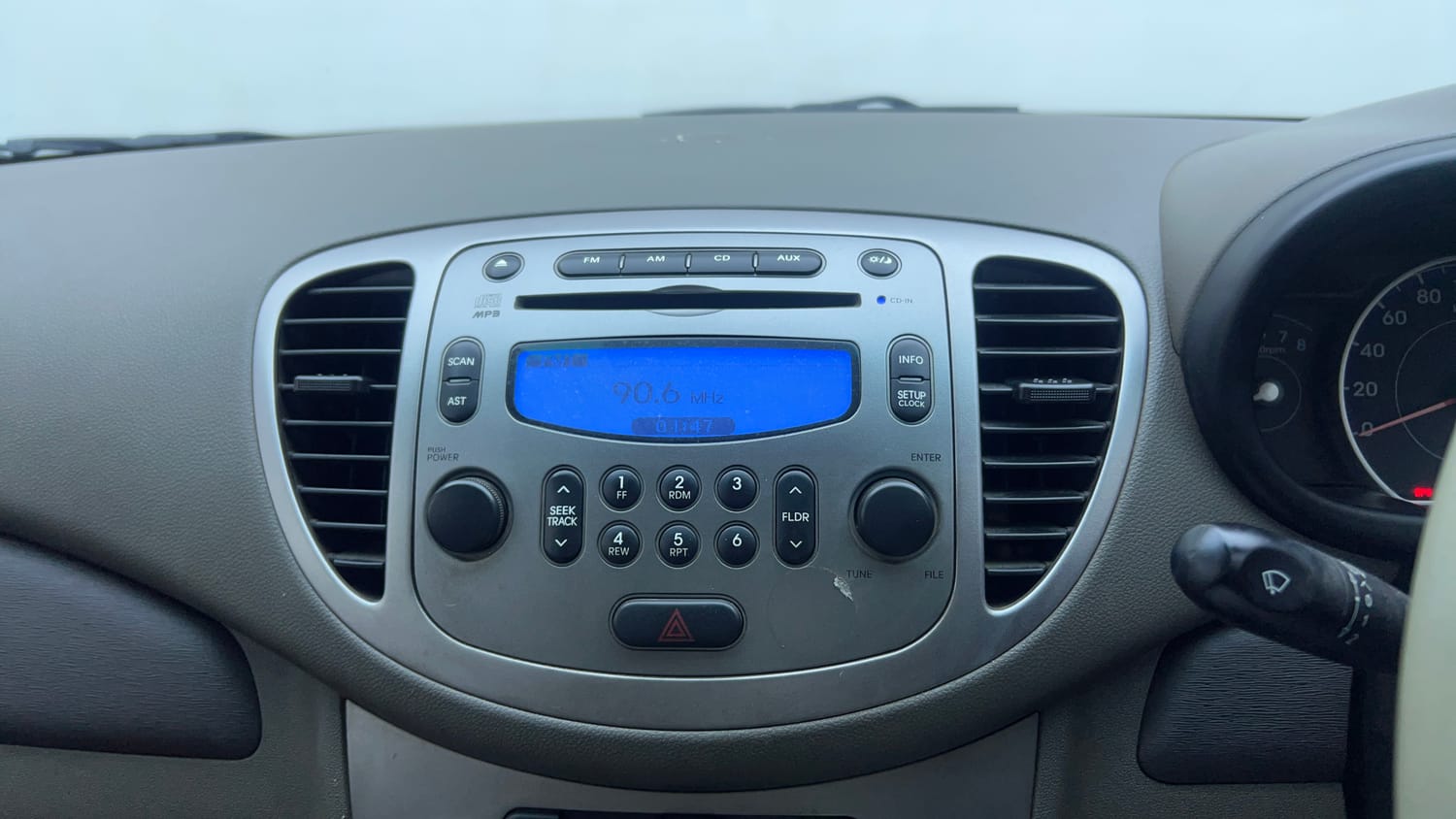 Used 2015 Hyundai i10 Sportz 1.1 iRDE2 Petrol Manual top_features Integrated (in-dash) music system