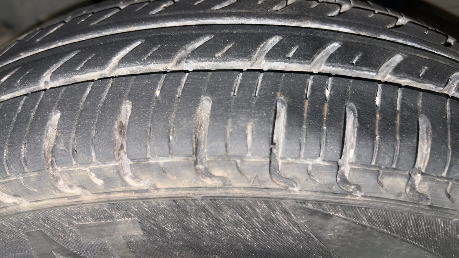 Used 2016 Renault Kwid RXT Petrol Manual tyres LEFT FRONT TYRE TREAD VIEW