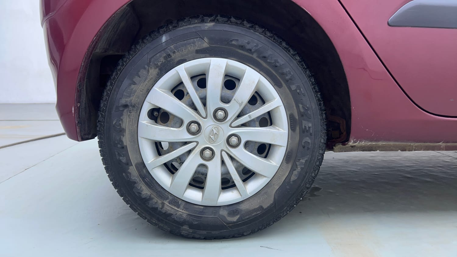 Used 2015 Hyundai i10 Sportz 1.1 iRDE2 Petrol Manual tyres RIGHT REAR TYRE RIM VIEW